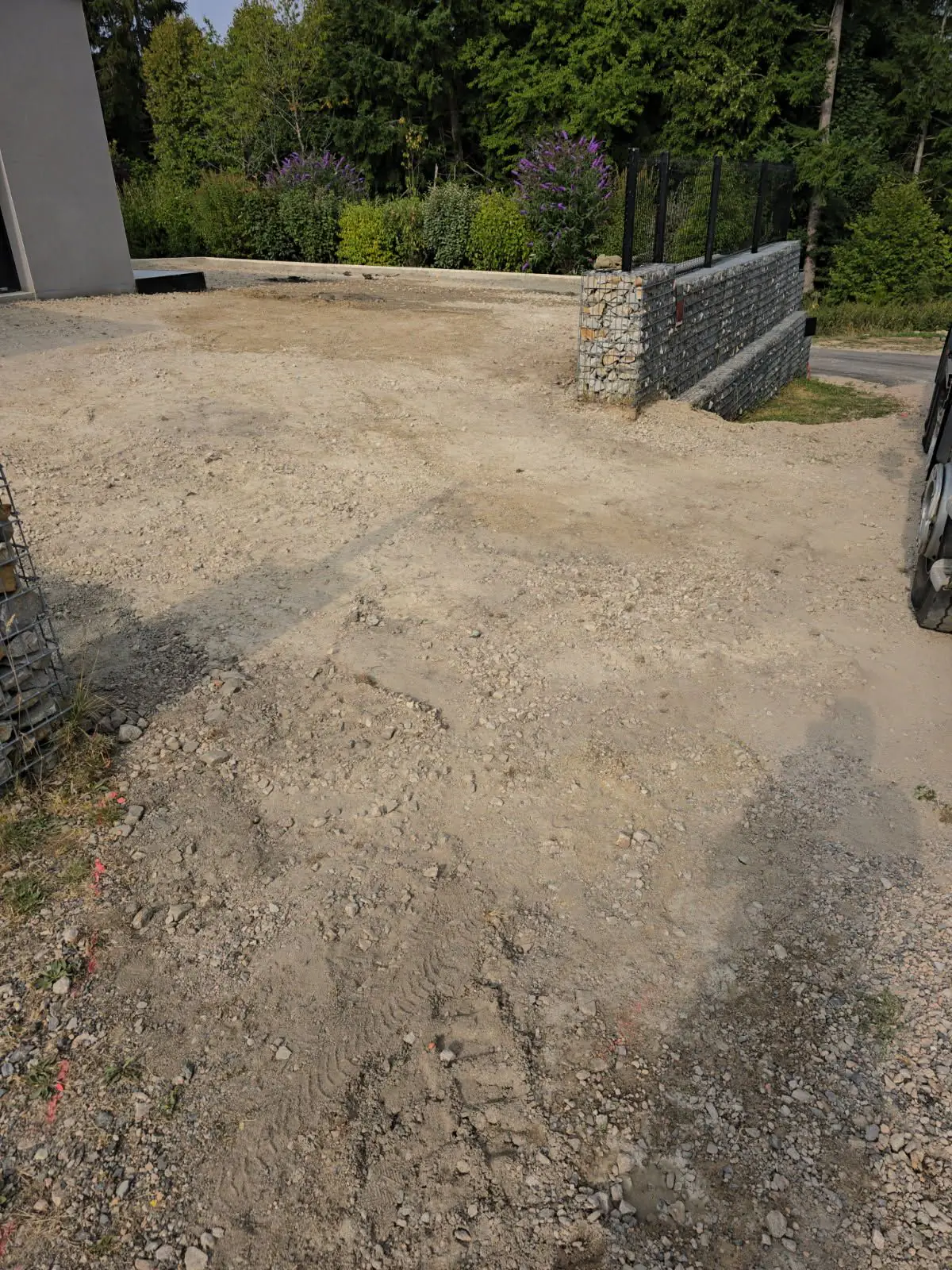 Terrassement d'une plateforme en terre compactée bordée de murets en gabions